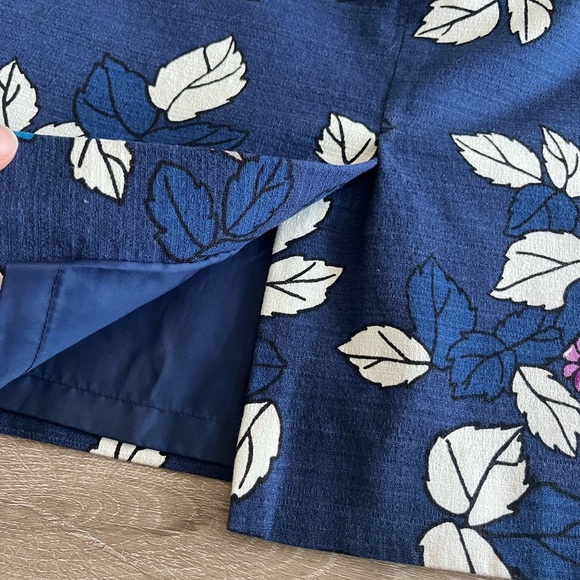 Ann Taylor Floral Lined Pencil Skirt
Side Zip Navy Blue Size 0 - Picture 8 of 9